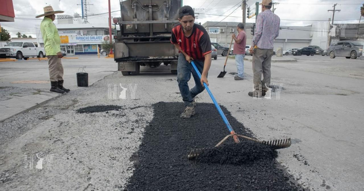 Hoy Tamaulipas - Beto Granados refuerza fumigacion y bacheo en Matamoros