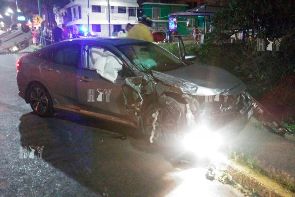 Hoy Tamaulipas - Ebrio choca huye y provoca volcadura en Madero