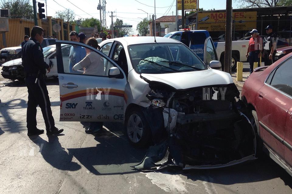 Hoy Tamaulipas - Choque en Nuevo Laredo deja danios materiales