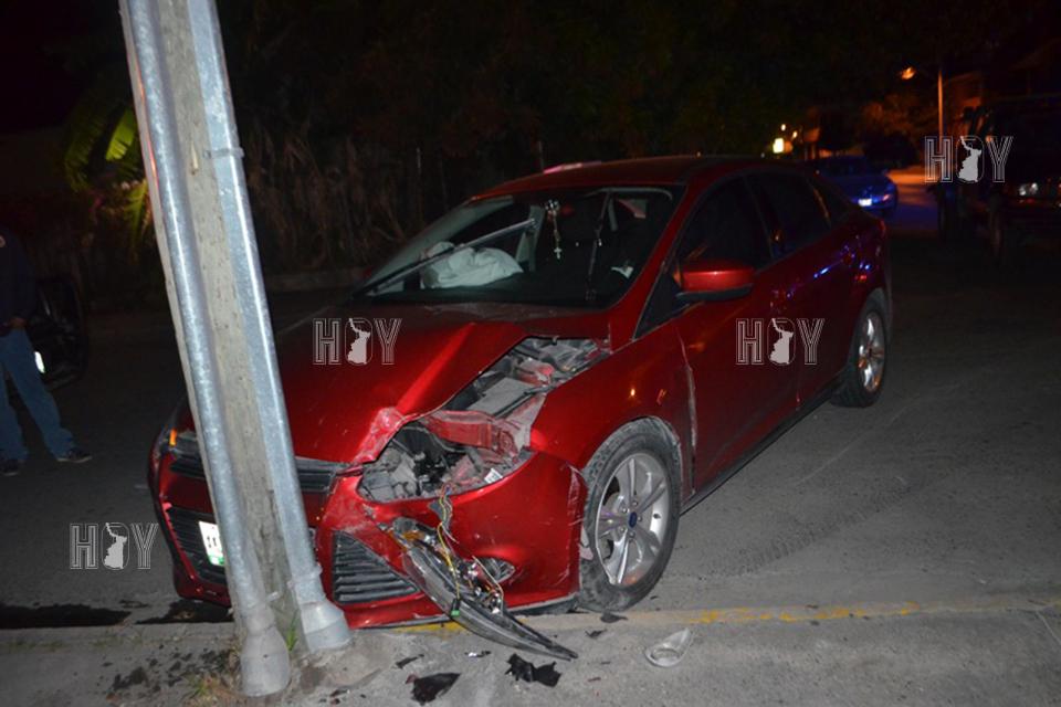 Hoy Tamaulipas - Borracho se estrella contra poste en Ciudad Victoria