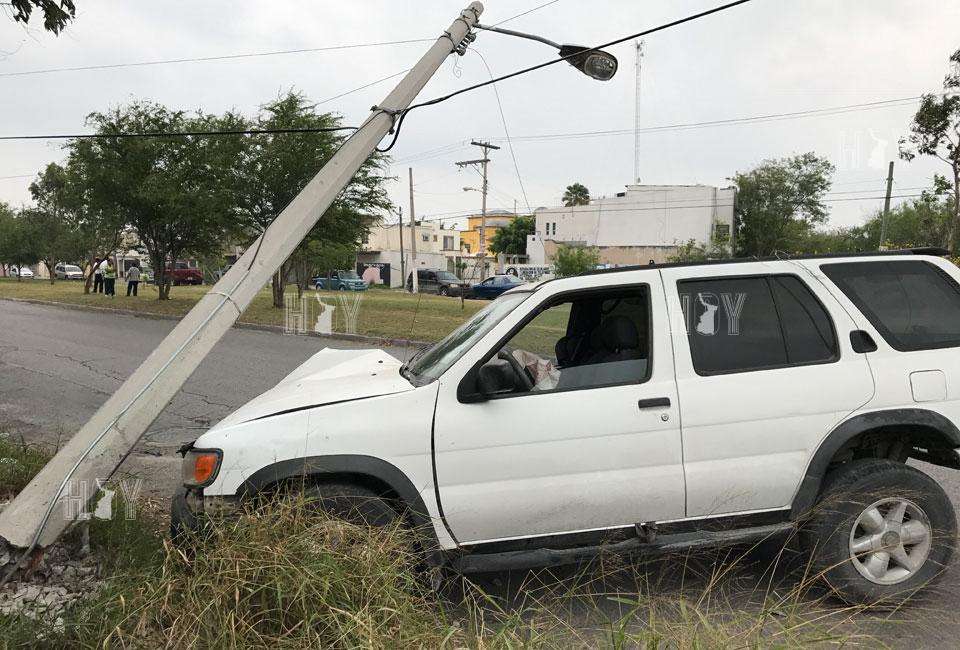 Hoy Tamaulipas - Mujer se estrella contra poste de concreto en Matamoros