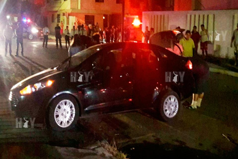 Hoy Tamaulipas - Choca y vuelca en Ciudad Madero