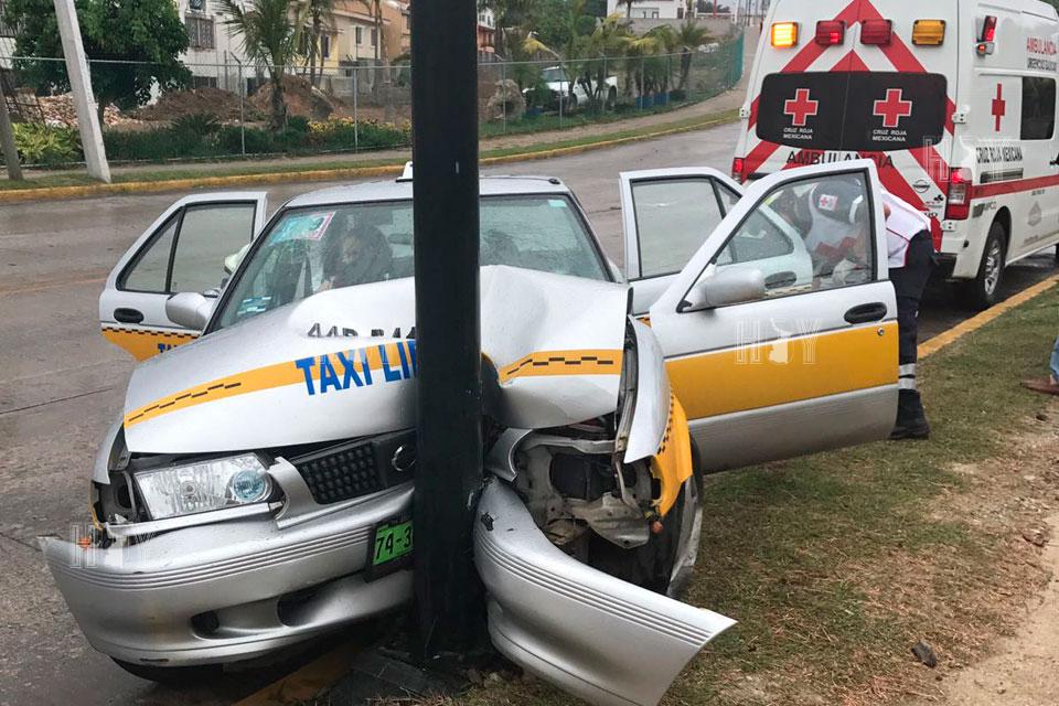 Hoy Tamaulipas - Taxista se estrella contra poste de Telmex en Altamira