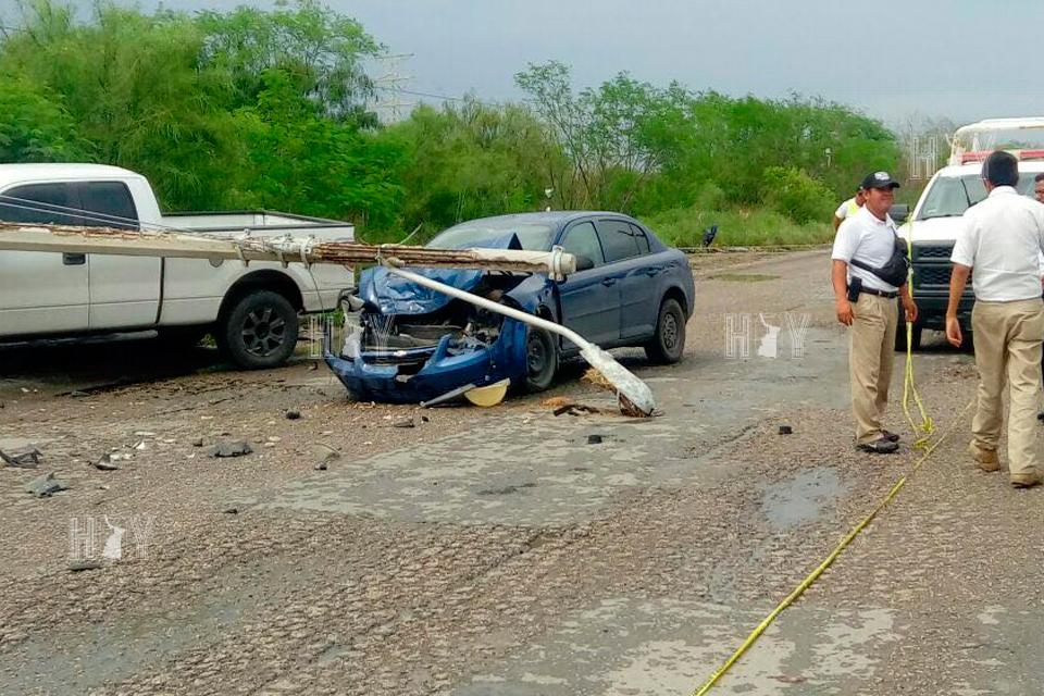 Hoy Tamaulipas - Choca contra camioneta y tumba tres postes en Matamoros
