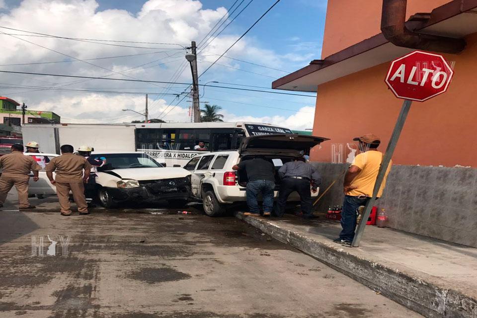 Hoy Tamaulipas - Omite alto y choca contra camioneta en Tampico