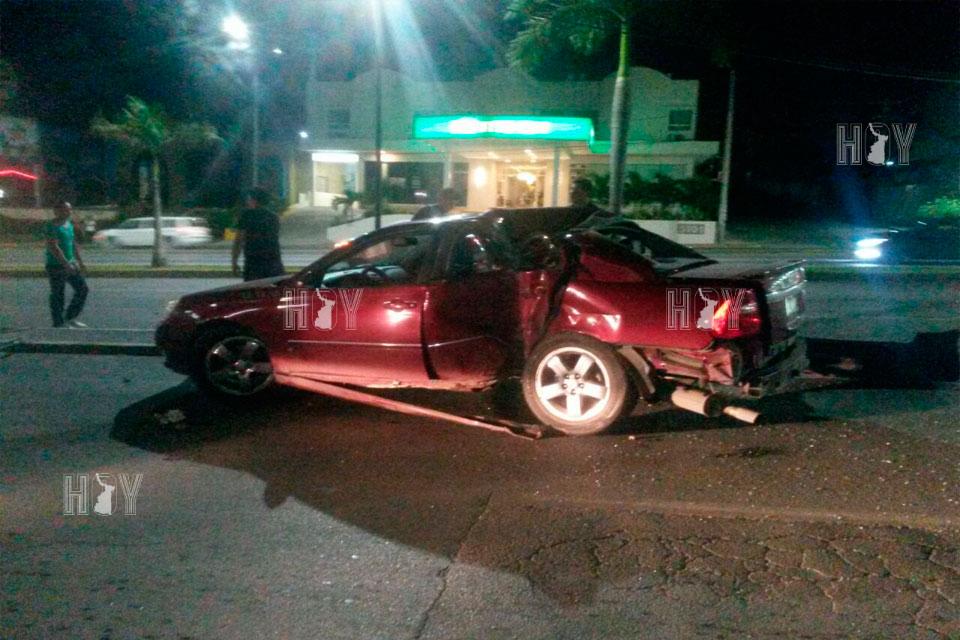 Hoy Tamaulipas - Pierde control con un charco y choca con poste en Tampico