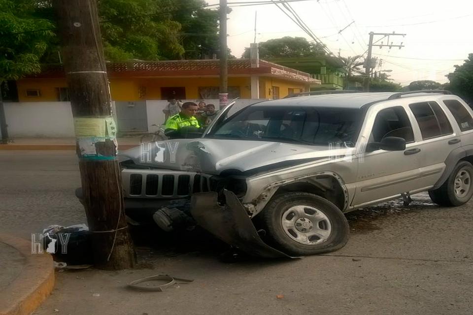 Hoy Tamaulipas - Se pasa alto choca con carro y remata con poste en Tampico