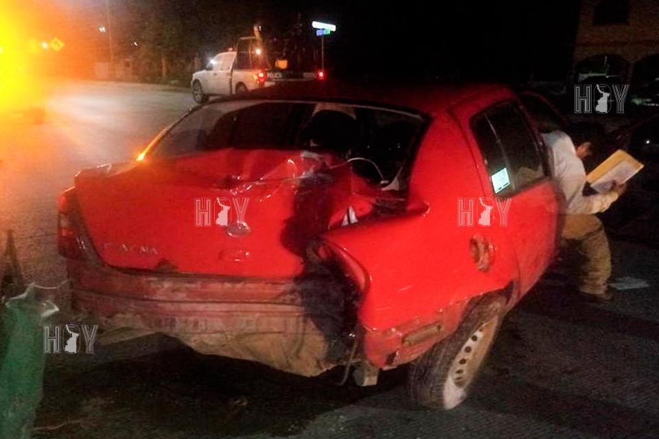 Hoy Tamaulipas - Automovilista choca contra poste y barda en Tampico