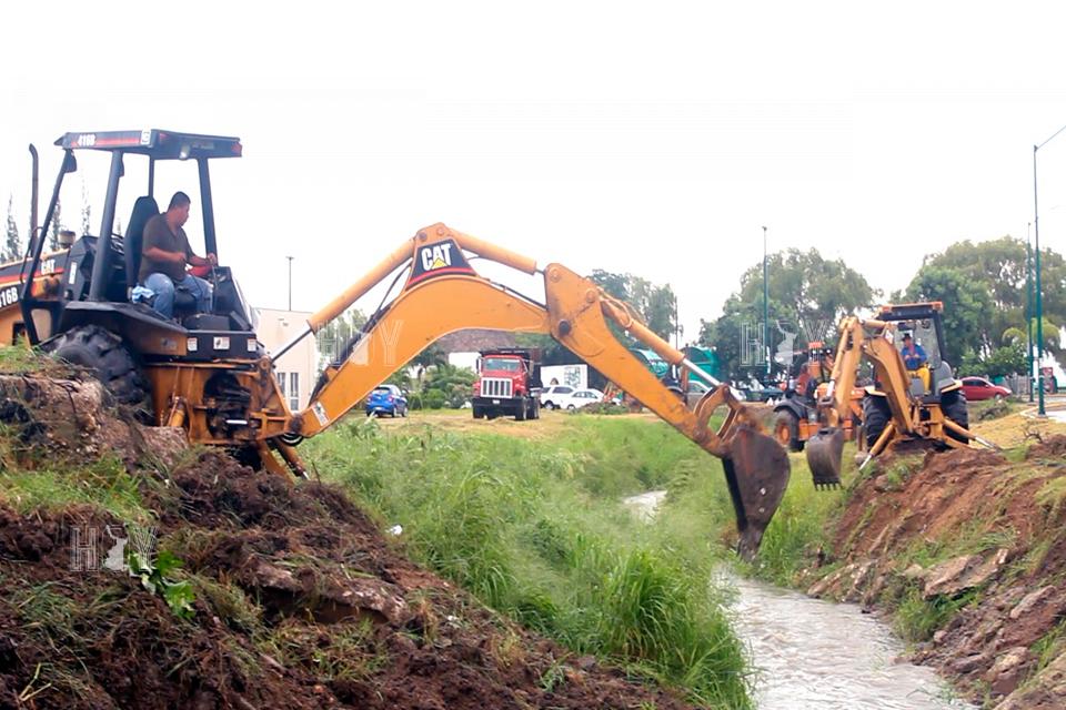 Hoy Tamaulipas - Permanente la limpieza de drenes pluviales en Altamira