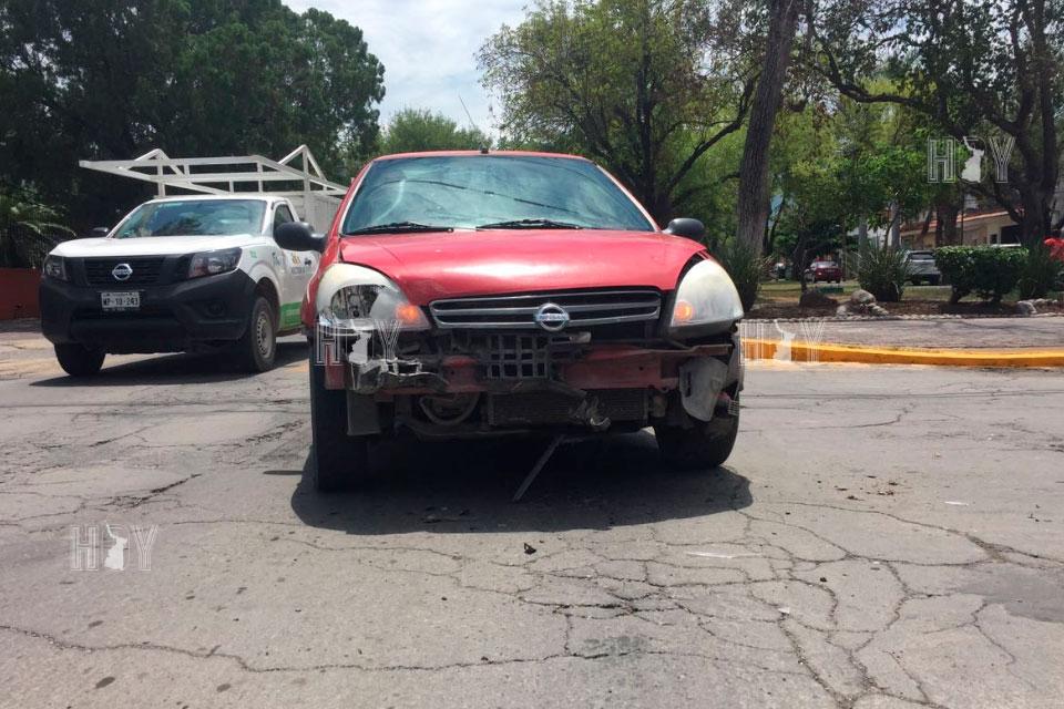 Hoy Tamaulipas - Omite alto y choca contra camioneta en Ciudad Victoria