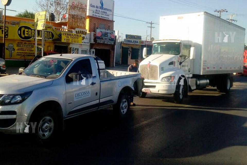 Hoy Tamaulipas - Invade carril y provoca que lo choquen en Matamoros