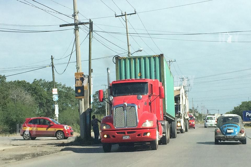 Hoy Tamaulipas - Continuan los asaltos al transporte de carga en Tamaulipas