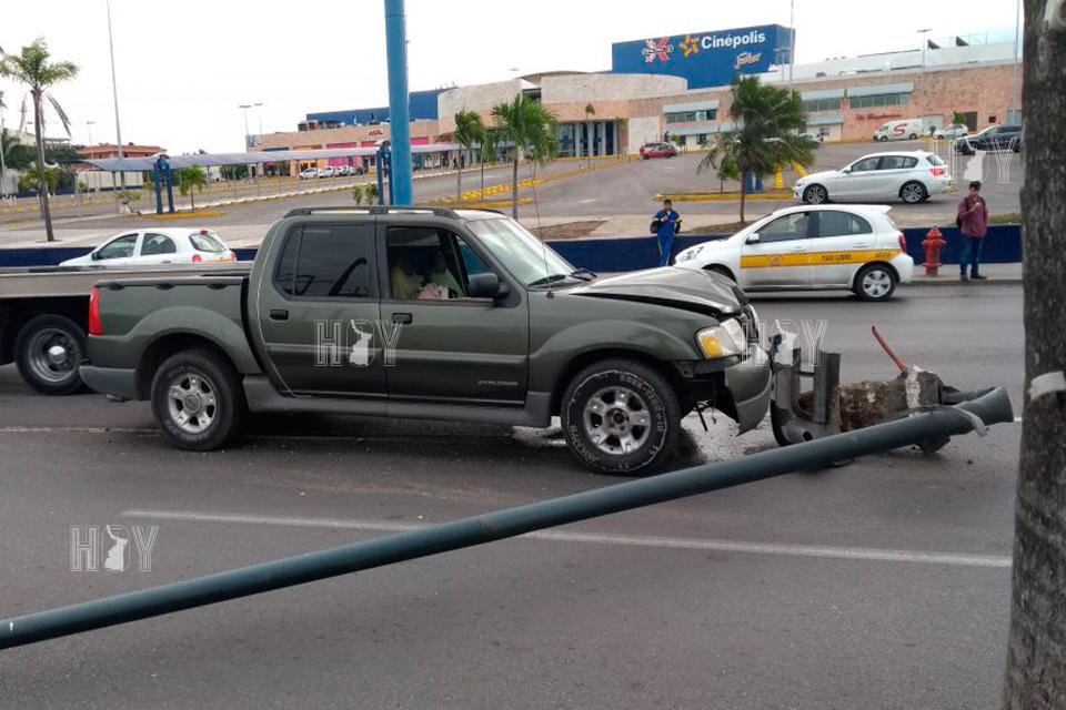 Hoy Tamaulipas - Le invaden carril y choca contra poste en Tampico