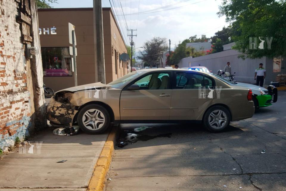 Hoy Tamaulipas - Omite alto y se impacta contra coche en Ciudad Victoria