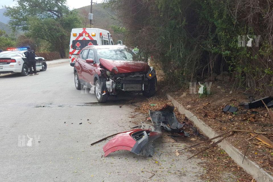 Hoy Tamaulipas - Impacta su camioneta contra poste en Ciudad Victoria