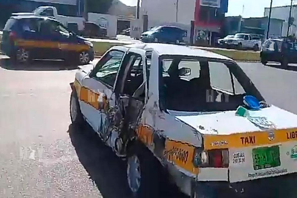 Hoy Tamaulipas - Choca taxista con poste de Telmex en Tampico
