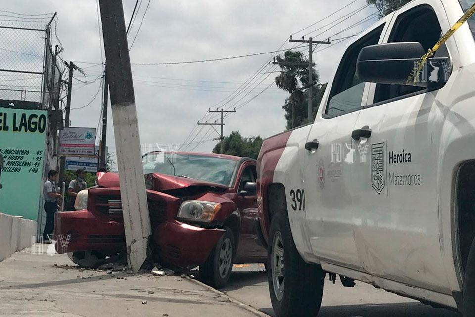 Hoy Tamaulipas - Chocan contra poste y escapan en Matamoros