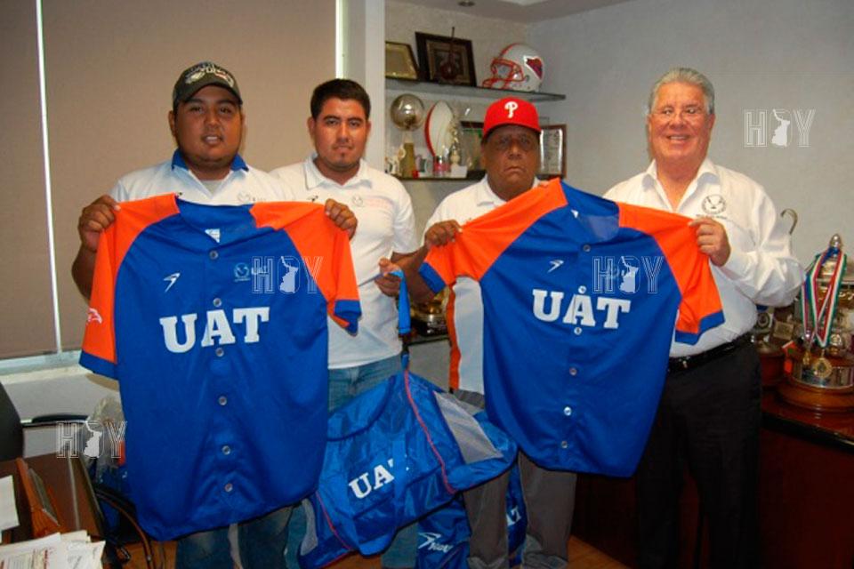Hoy Tamaulipas - Atletas de la UAT reciben uniformes para Universiada