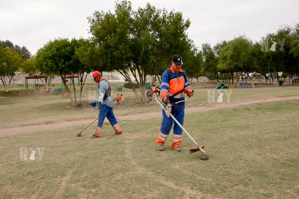 Hoy Tamaulipas - Trabajan en limpieza de parques y plazas en Nuevo Laredo