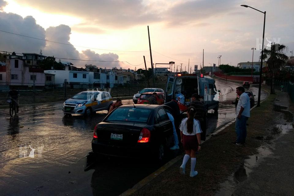Hoy Tamaulipas - Invade carril y lesiona a madre e hijos en Tampico
