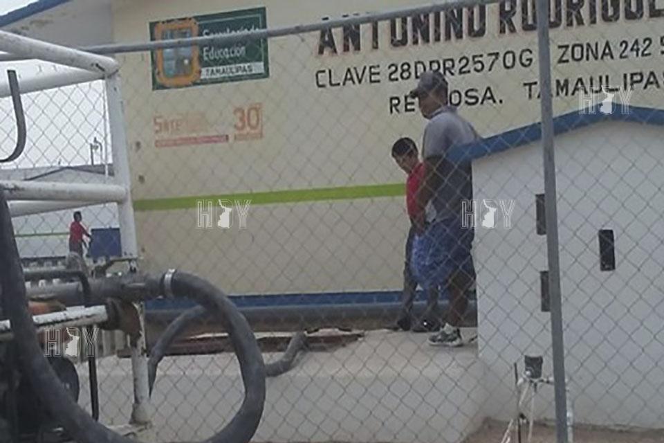 Hoy Tamaulipas - Abastecen con pipas de agua a escuelas de Reynosa