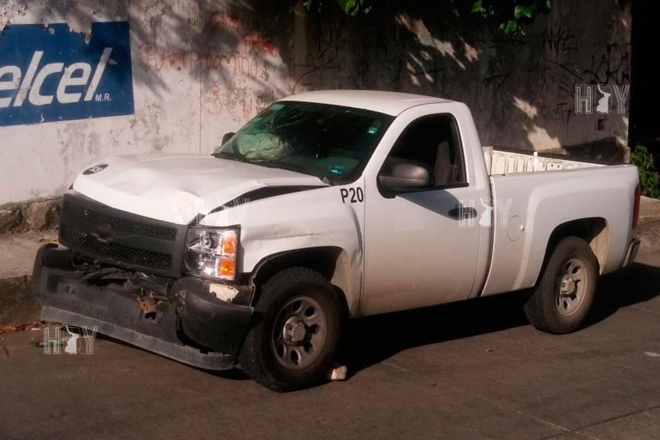 Hoy Tamaulipas - Choca auto contra camioneta en Tampico