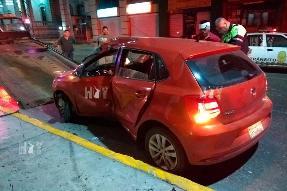 Hoy Tamaulipas - Choca contra poste en el centro de Tampico