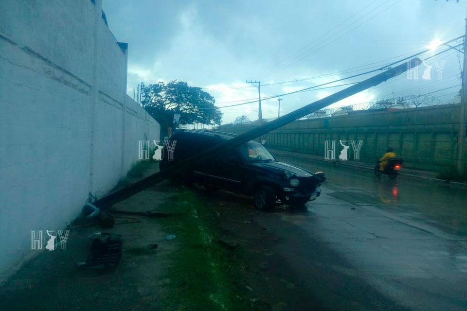 Hoy Tamaulipas - Choca contra poste y deja abandonada la camioneta en ...