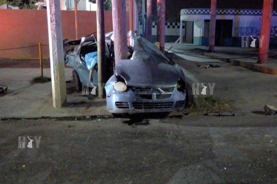 Hoy Tamaulipas - Muere hombre prensado al chocar con poste en Nuevo Laredo