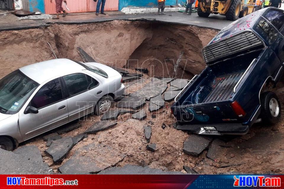 Hoy Tamaulipas Caen 3 carros mas a otro socavon en Nuevo Laredo