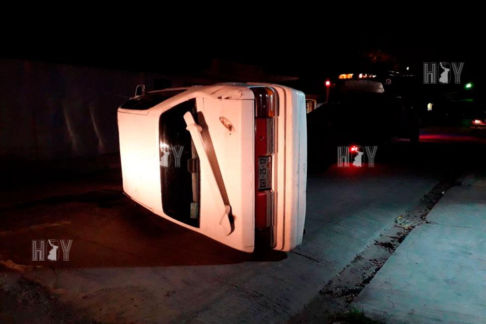 Hoy Tamaulipas - Trasnochador choca vuelca y huye en Tampico