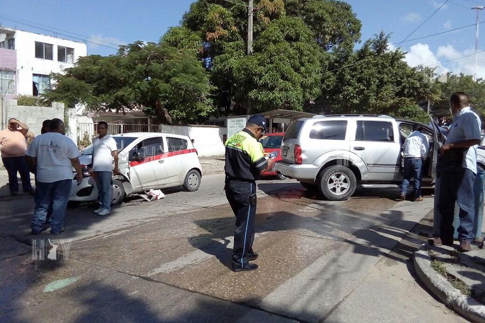Hoy Tamaulipas - Choque multiple deja dos heridos en Tampico