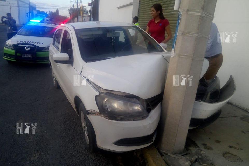 Hoy Tamaulipas - Se estrella contra poste en Ciudad Victoria