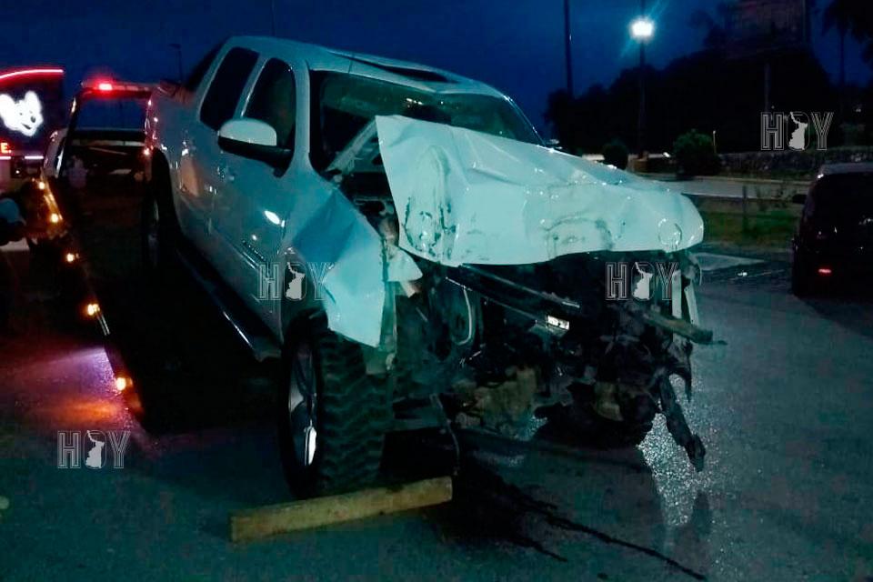 Hoy Tamaulipas - Choca camioneta con poste y dos palmeras en Tampico