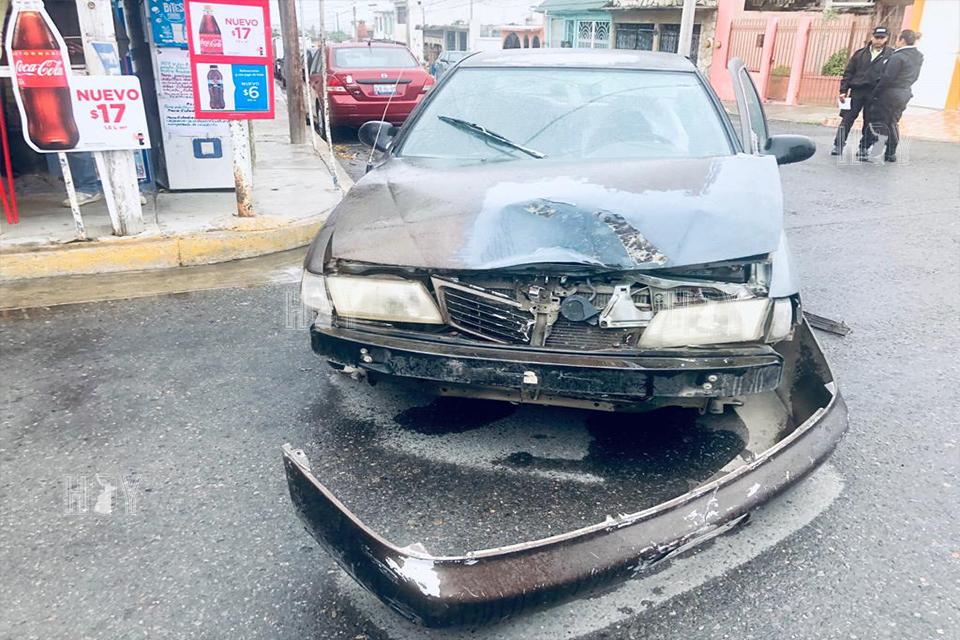 Hoy Tamaulipas - Omite alto y choca dejando danios materiales en Ciudad ...