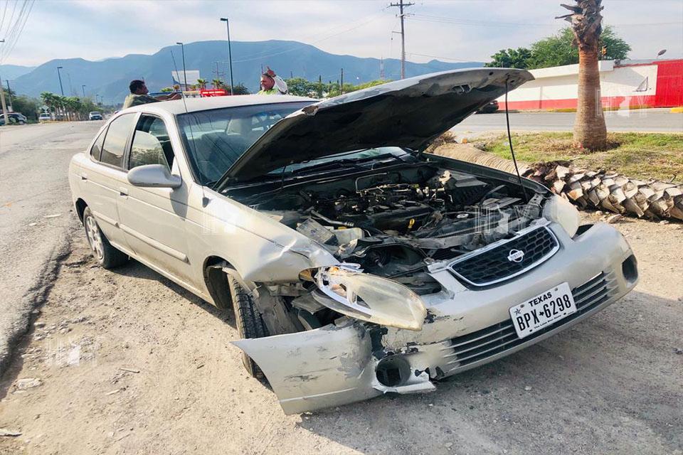 Hoy Tamaulipas - Omite alto y choca en Ciudad Victoria
