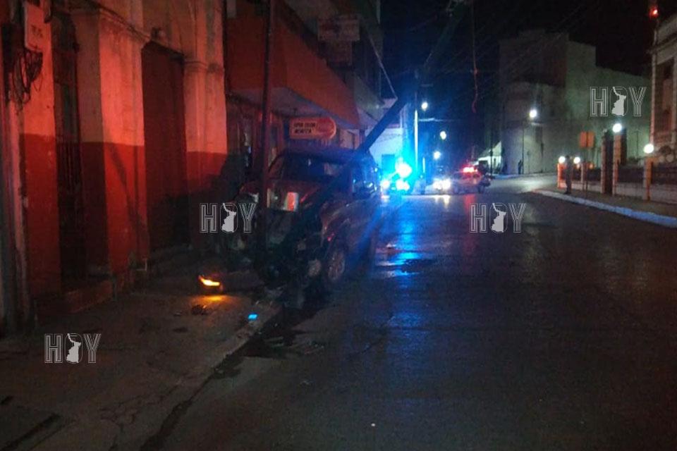 Hoy Tamaulipas - Choco su Jeep contra postes de la CFE en Tampico