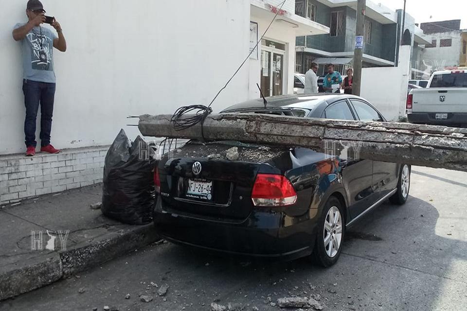 Hoy Tamaulipas - Cae poste de la CFE sobre carro en Ciudad Madero
