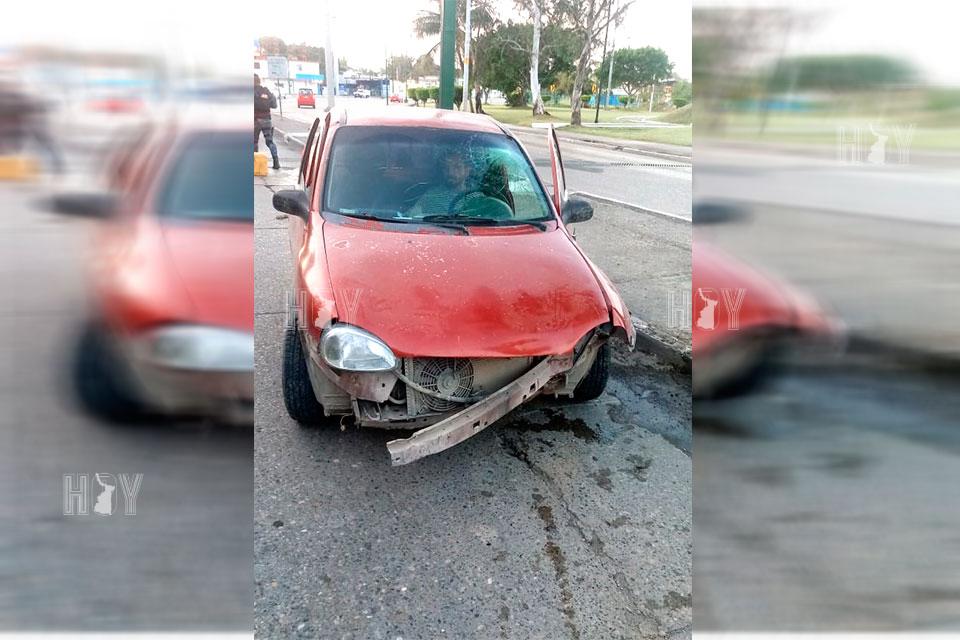 Hoy Tamaulipas - Dormita y choca contra lampara en Tampico