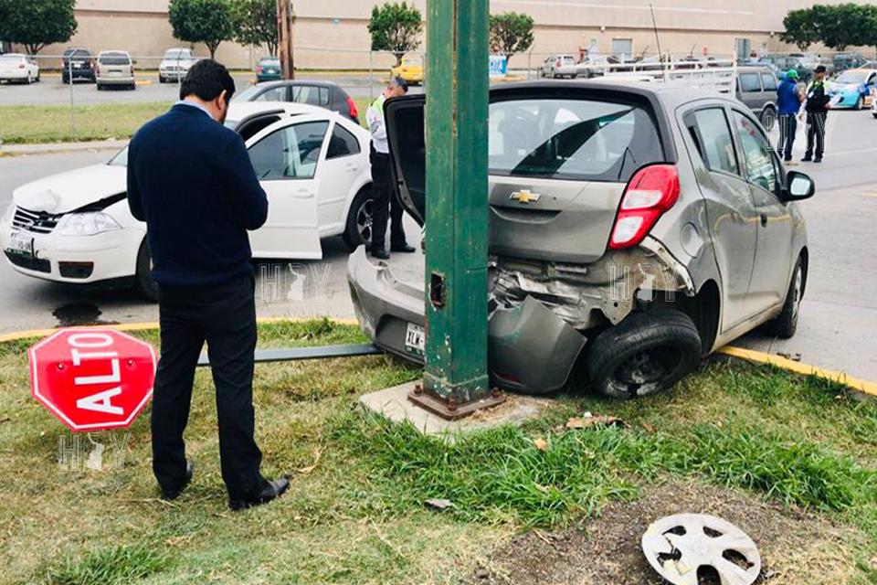 Hoy Tamaulipas - Foraneo se impacto contra un poste en Ciudad Victoria