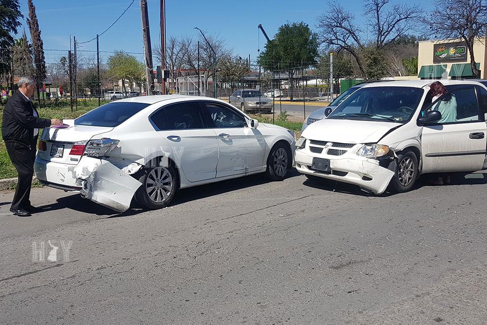 Hoy Tamaulipas - Choque en Nuevo Laredo deja como saldo danios materiales