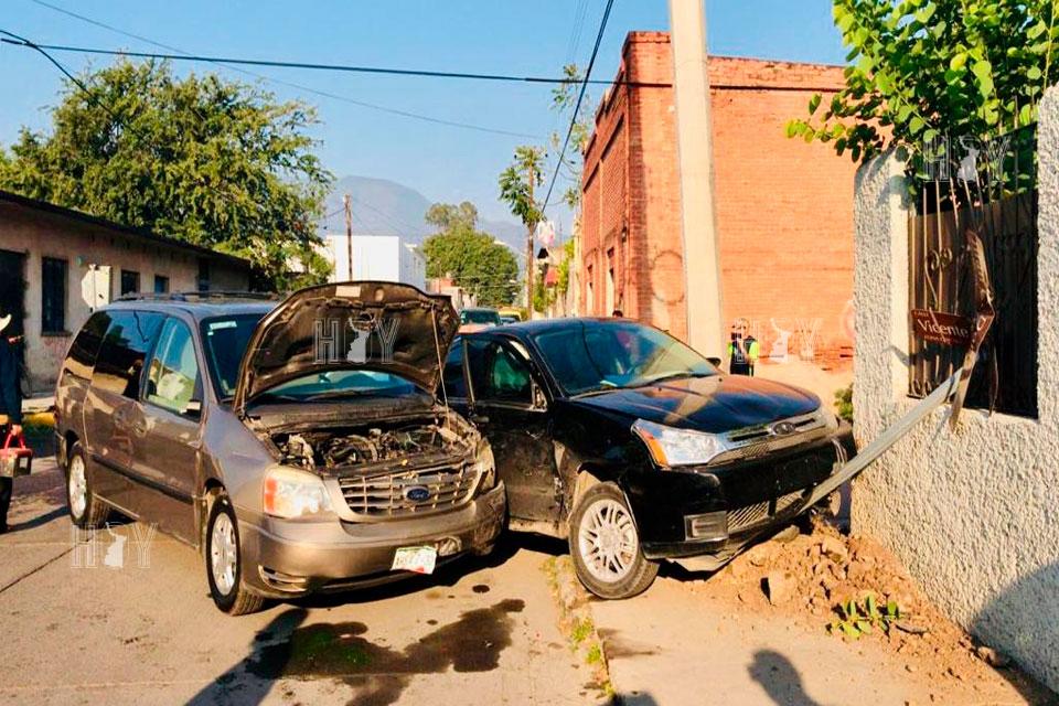 Hoy Tamaulipas - Conductora se pasa el semaforo en rojo y se estrella ...
