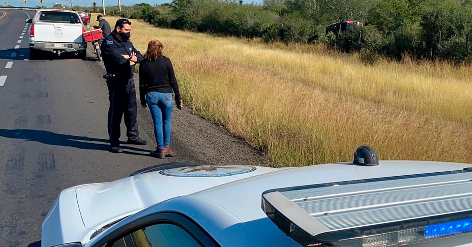 Elemento de la Guardia Nacional dialoga con la afectada