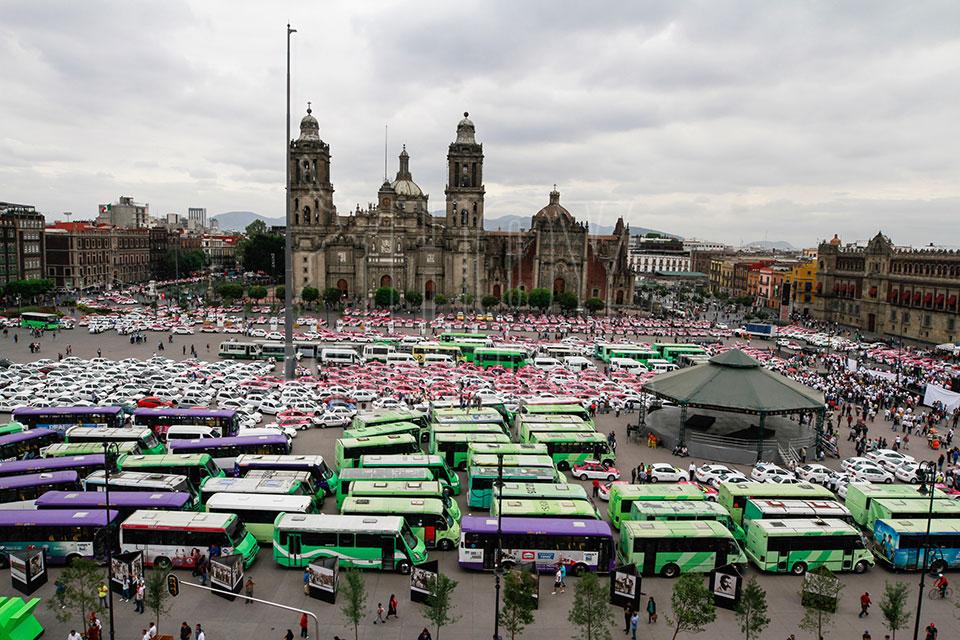 Taxistas protestan en la plancha del Zcalo