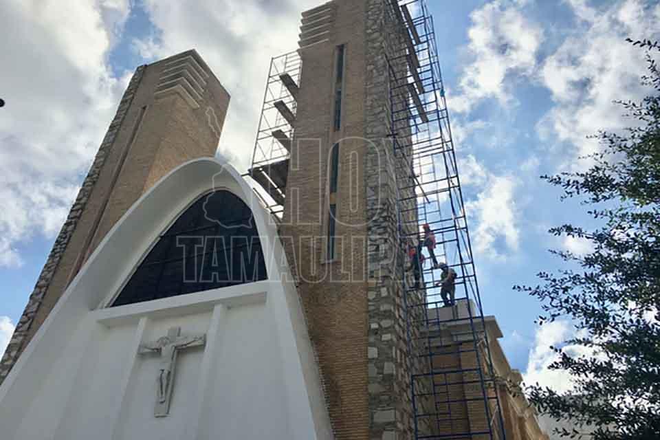Hoy Tamaulipas - Dan mantenimiento a torres de la Iglesia de Guadalupe en  Reynosa