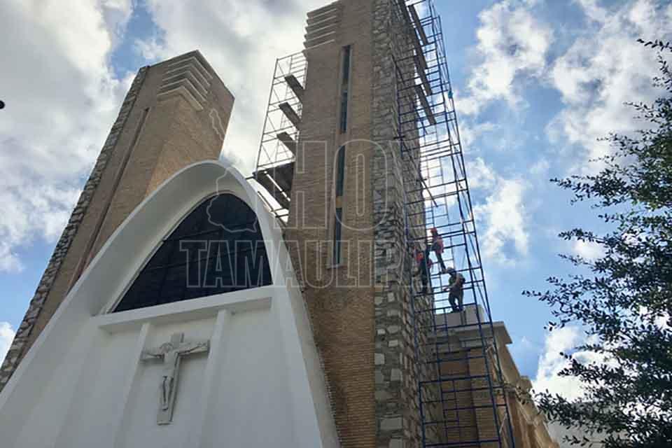 Hoy Tamaulipas - Dan mantenimiento a torres de la Iglesia de Guadalupe en Reynosa Hoy Tamaulipas - Dan mantenimiento a torres de la Iglesia de Guadalupe en Reynosa