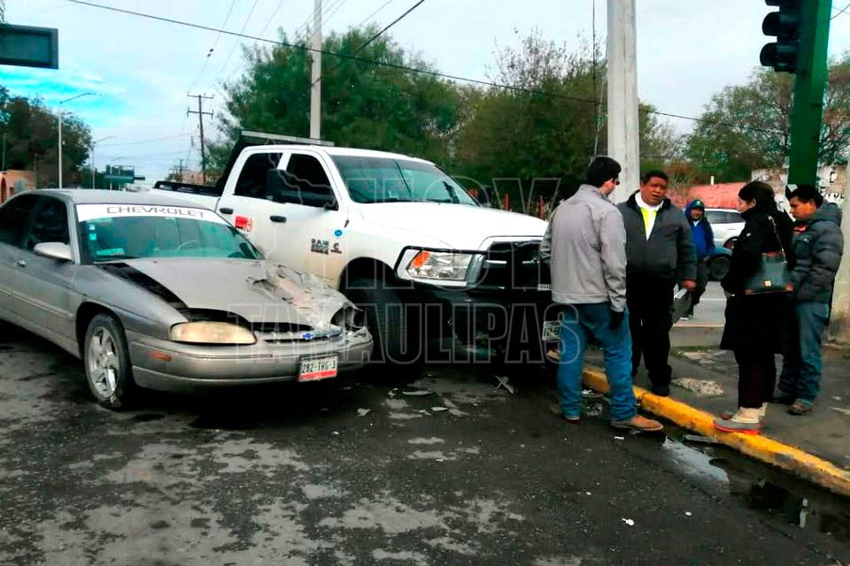 Omite semáforo en rojo y causa choque en Nuevo Laredo - Hoy Tamaulipas
