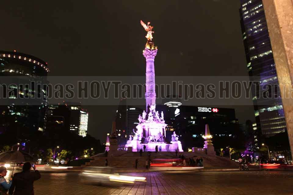 Iluminan �ngel con los colores de la diversidad
