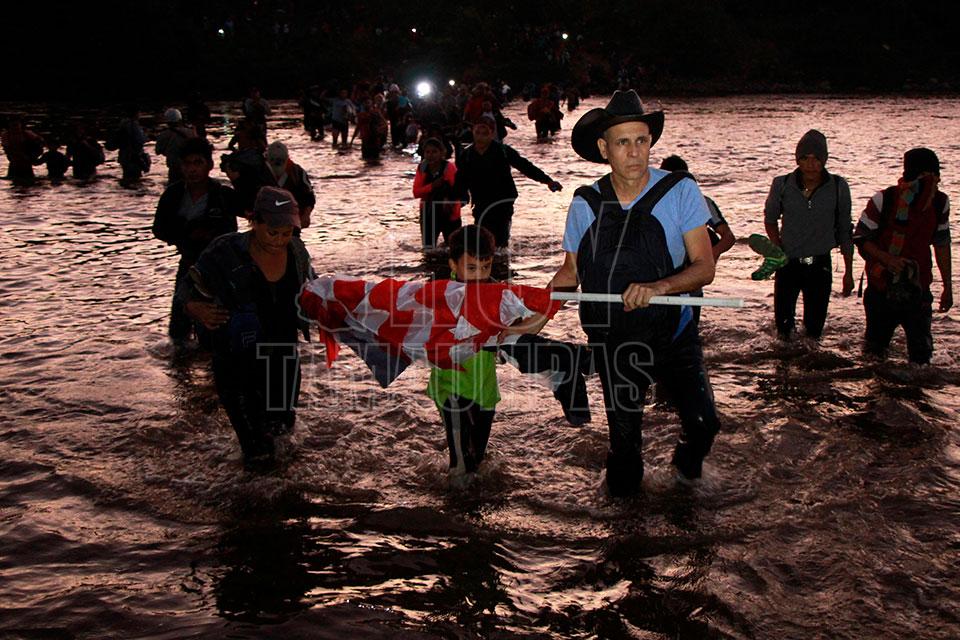 Centroamericanos cruzan el ro Suchiate