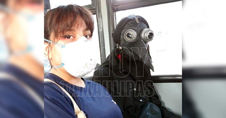 Hoy Tamaulipas - COVID-19 Joven utiliza mascara de la peste negra como  cubre bocas en Reynosa